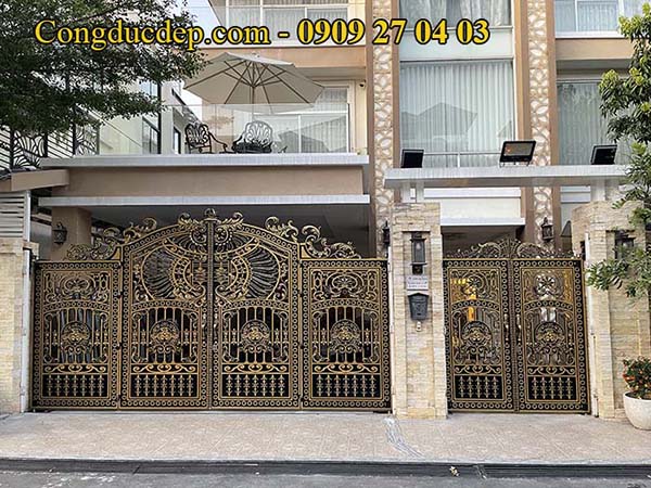 Mẫu cổng nh&ocirc;m đ&uacute;c hoa l&aacute;